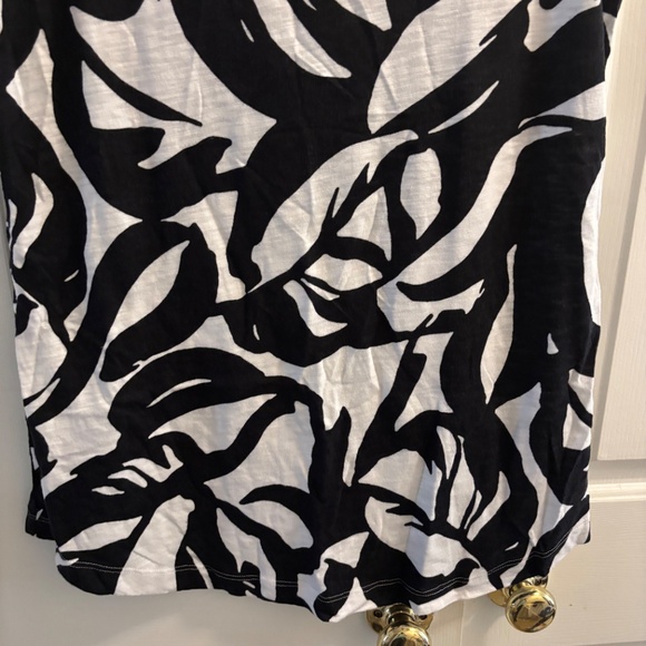 Chico's Black & White Geometric Pattern Top Size 1 (M) - Picture 7 of 7